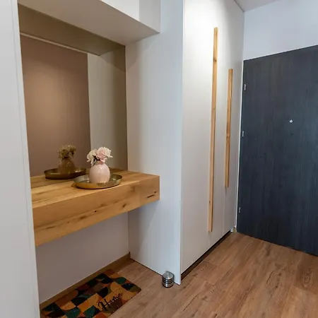 Mohost Roa - Elegant Retreat With Mountain View Appartamento Braşov